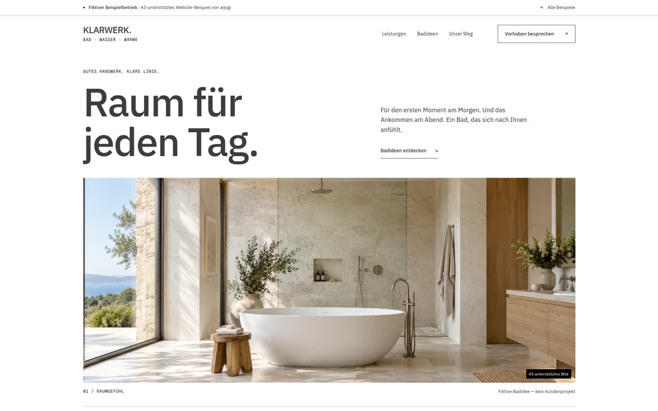 Startbereich der Beispielseite: heller, redaktioneller Auftritt, die Überschrift „Raum für jeden Tag.“ über einem KI-unterstützten Foto eines hellen Badezimmers mit freistehender Badewanne.
